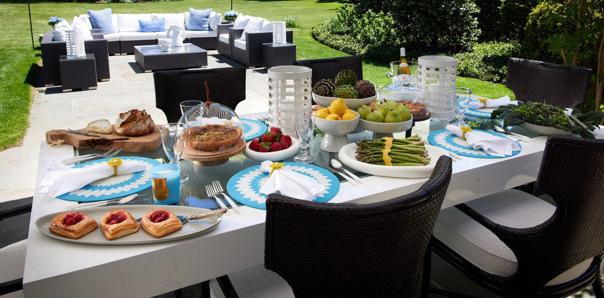 An outdoor dinner tablescape