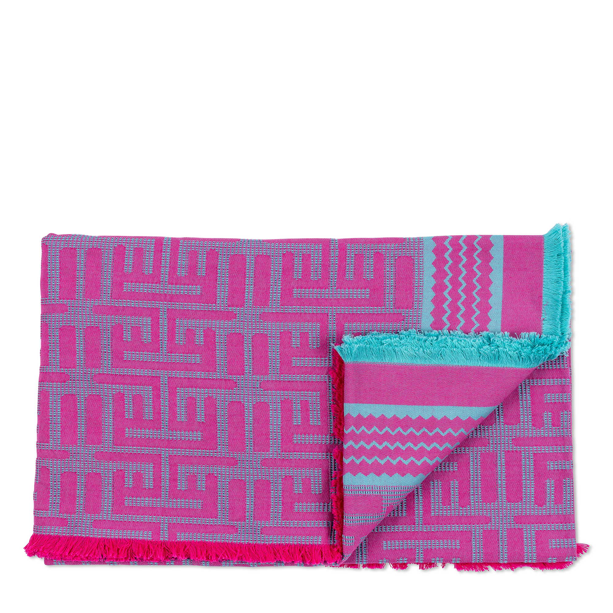 This pink and turquoise beach mat with a geometric pattern, featuring 100% cotton fabric is lightweight and portable, ideal for beach outings and picnics.