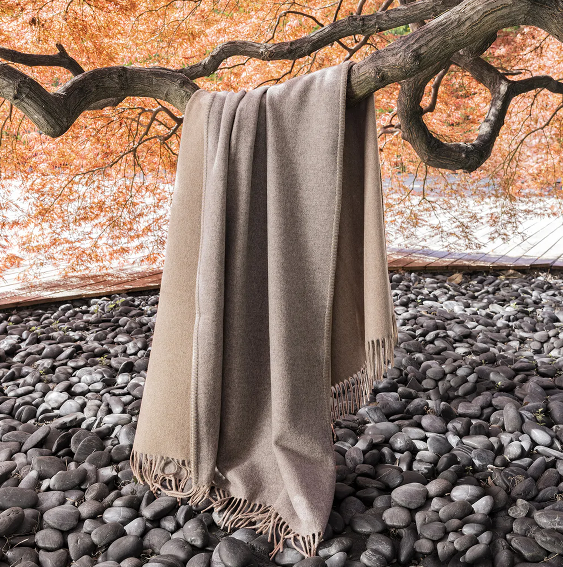 Dama Reversible Throw - Ivory + Light Grey