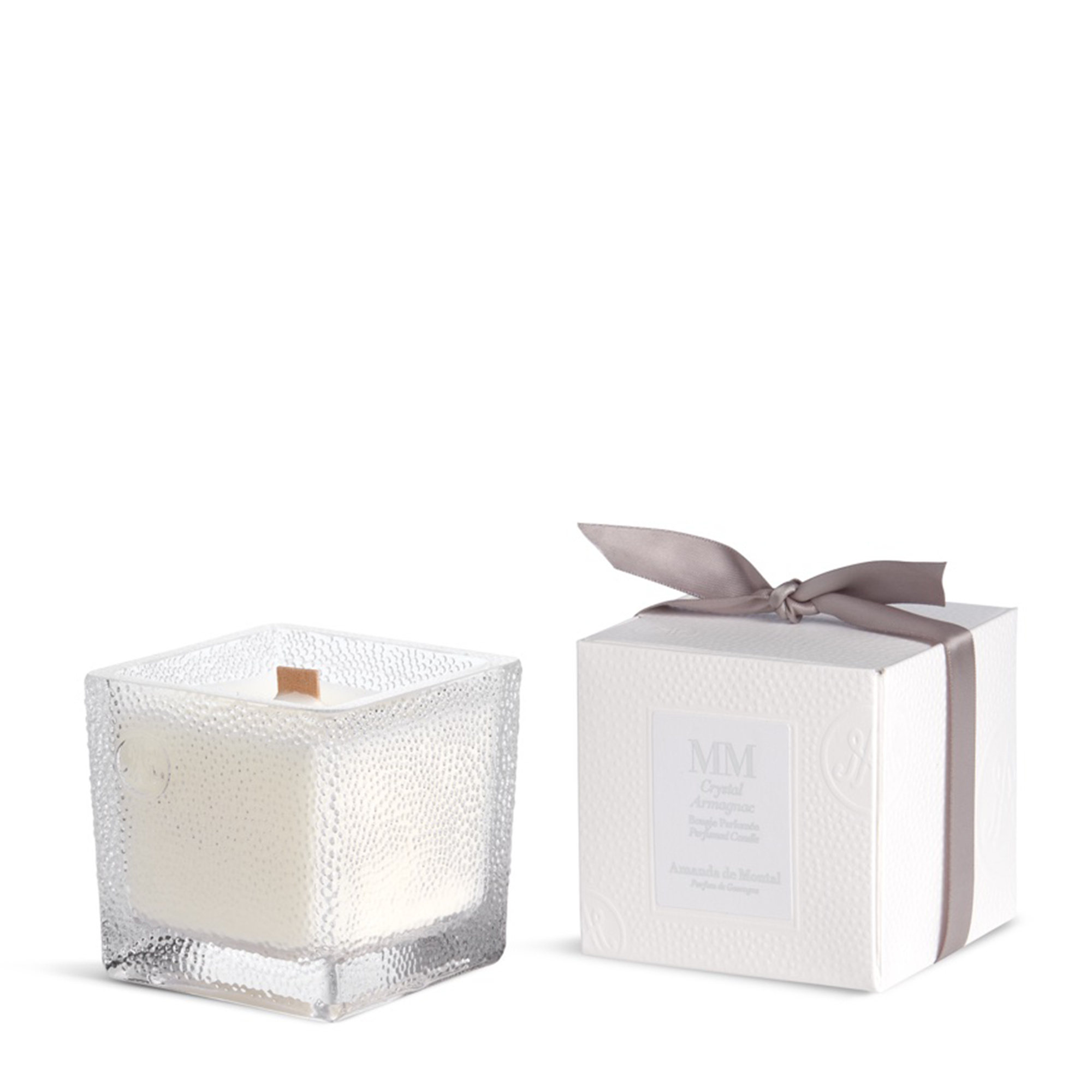Infused with vintage 2000 Armagnac, this candle features an eye-catching wooden wick and a clear crystal vessel. It contains fragrances of prune, cedarwood, and festive spice.