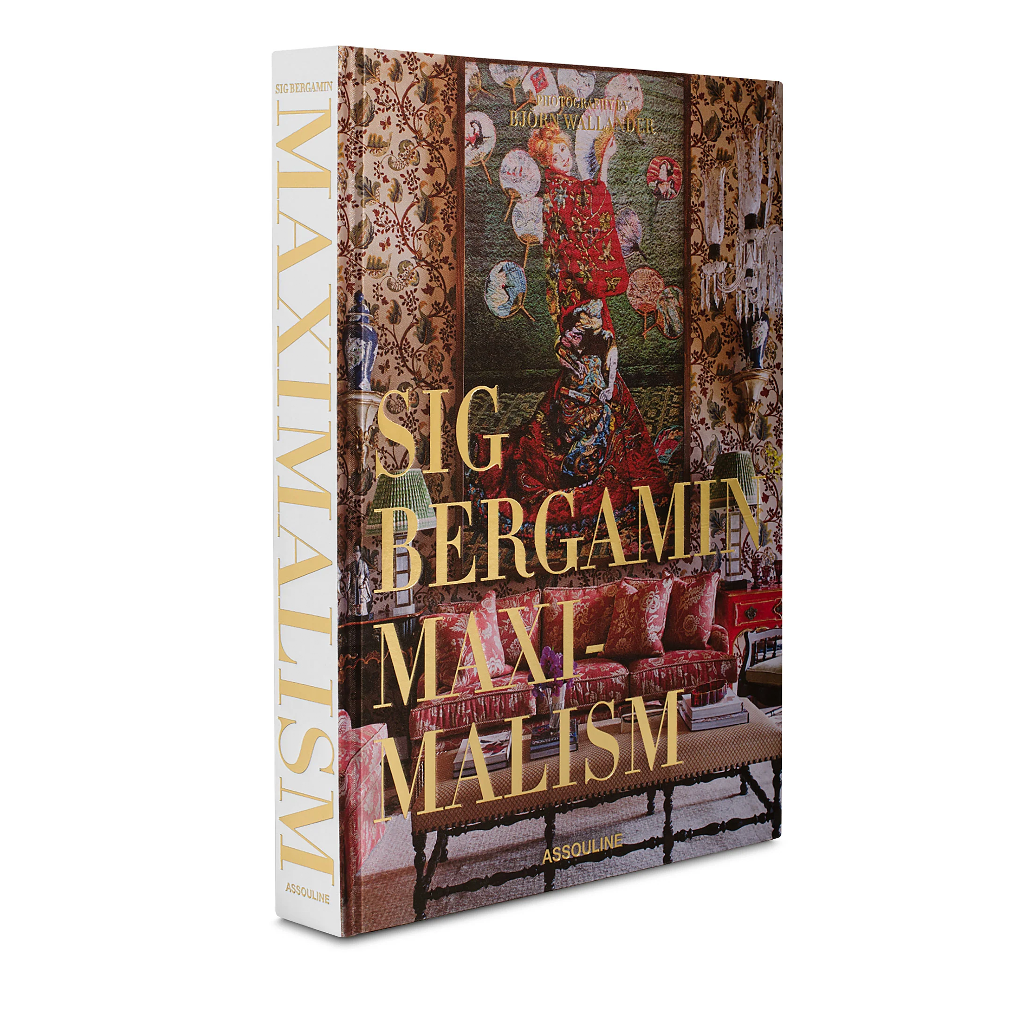 Architect and designer Sig Bergamin is renowned for his vibrant Brazilian style, blending antique and modern furnishings. A self-described “maximalist,” he travels the world collecting unique treasures. His designs, featured in a book with a warm-hued cover, showcase his attention to detail and create distinctive spaces.