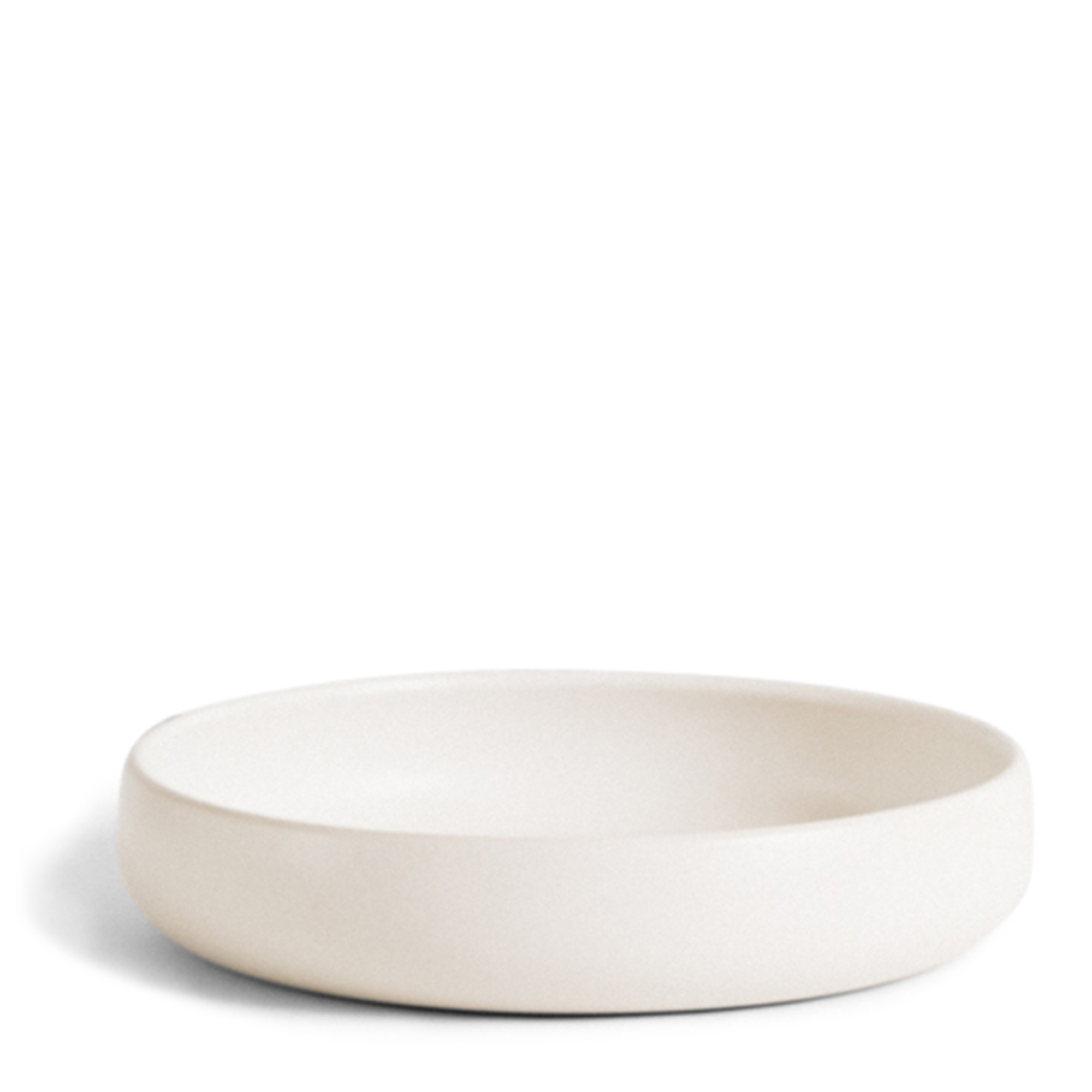 White stoneware pasta bowl, Edan, perfect for serving pasta dishes or hearty salads. Sleek design, ideal for both everyday use and special occasions.