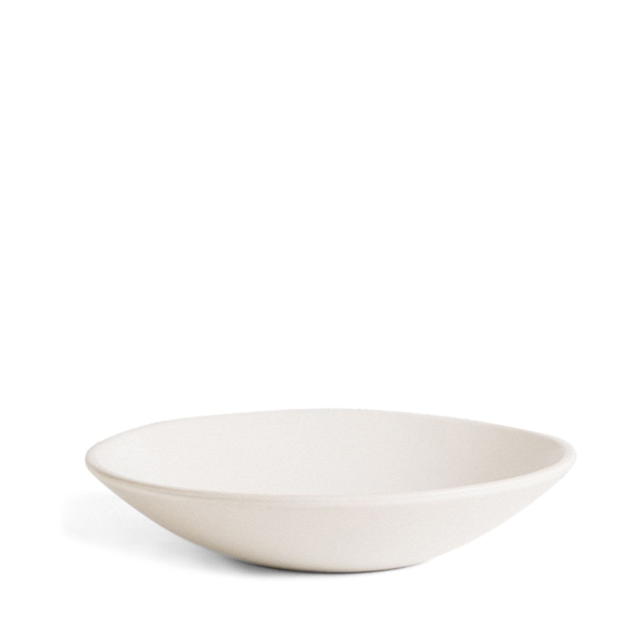 White stoneware pasta plate, Dadasi, perfect for serving pasta dishes or salads. Its elegant design enhances any dining setting, making it ideal for everyday use and special occasions.