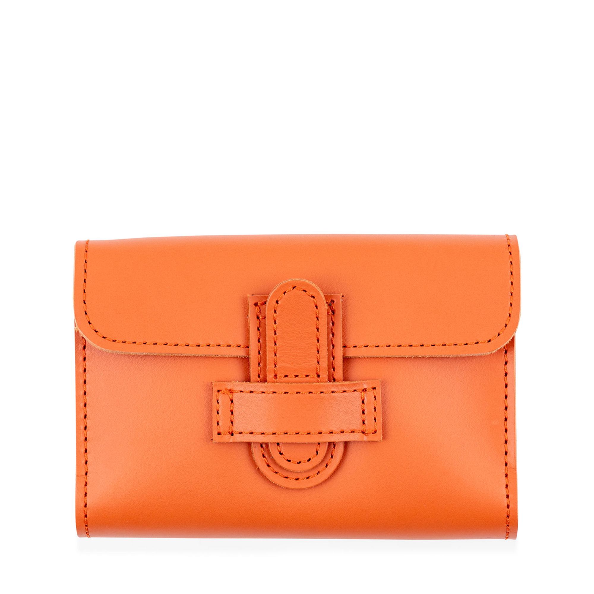 This handmade orange card holder is durable yet soft, crafted from saddle leather. It includes two sets of playing cards and a scoring pad, secured with a tab and loop closure.